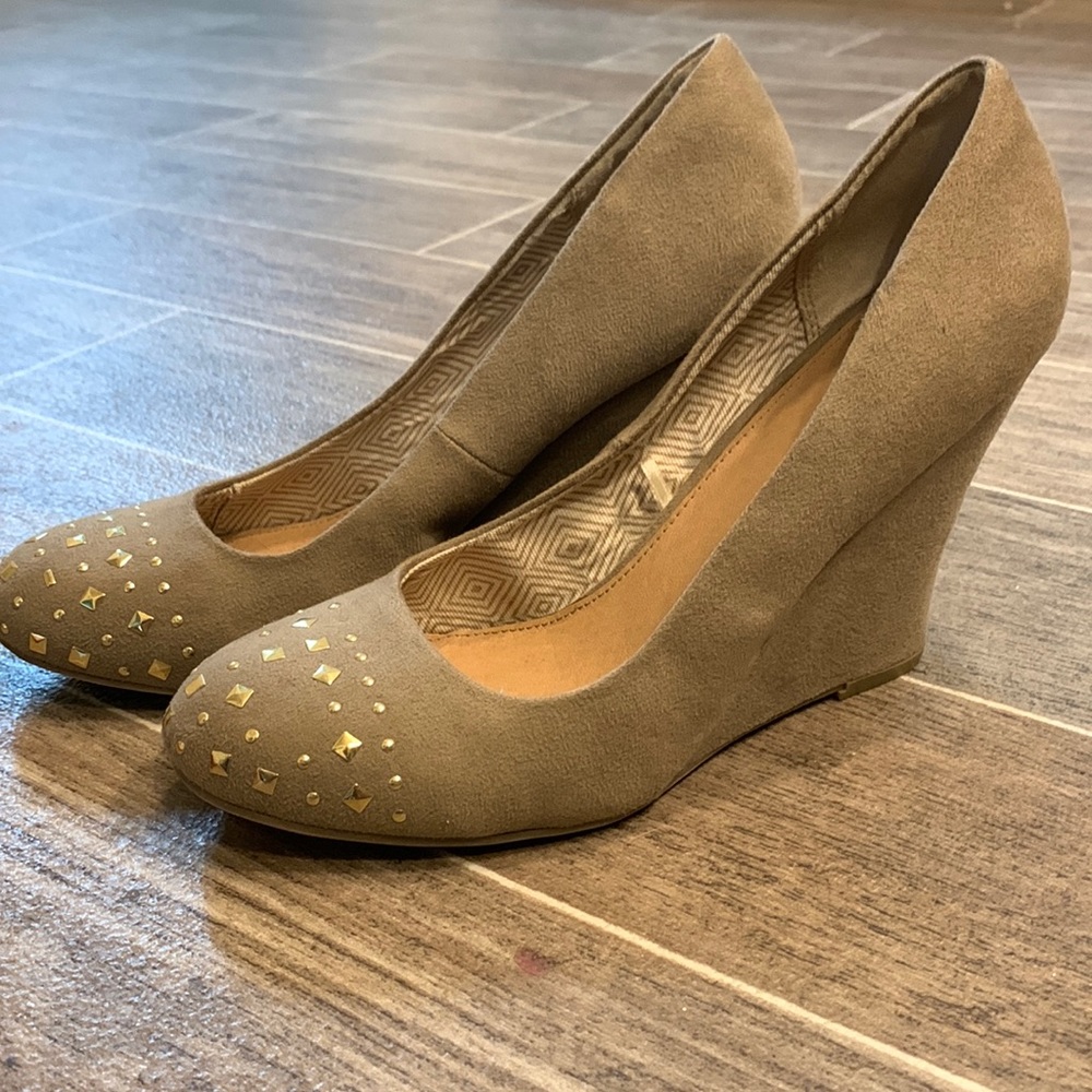 Report Tan wedges sz. 9